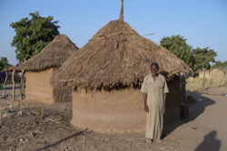 Expeditionen - Erlebnisreisen - Reisen mit Expeditions- und Erlebnisreise-Charakter - Mali - in einem typischen Dorf Malis - Lehmbauarchitektur
