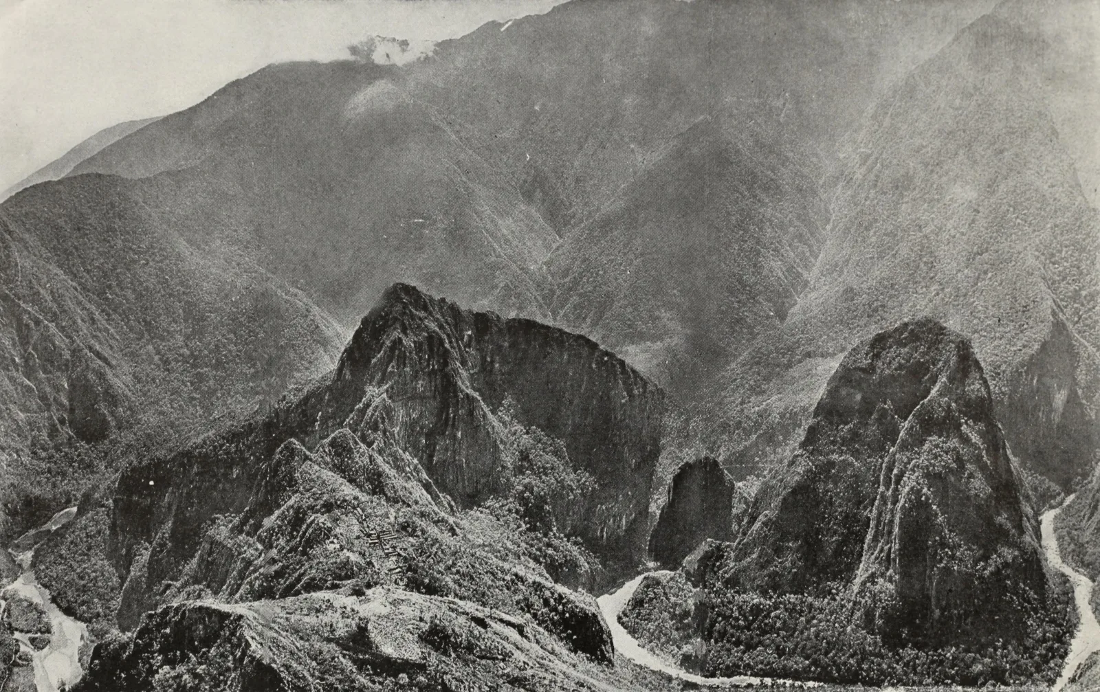 Vogelperspektive auf Machu Picchu und die Urubamba-Schlucht, historische Fotografie von 1912