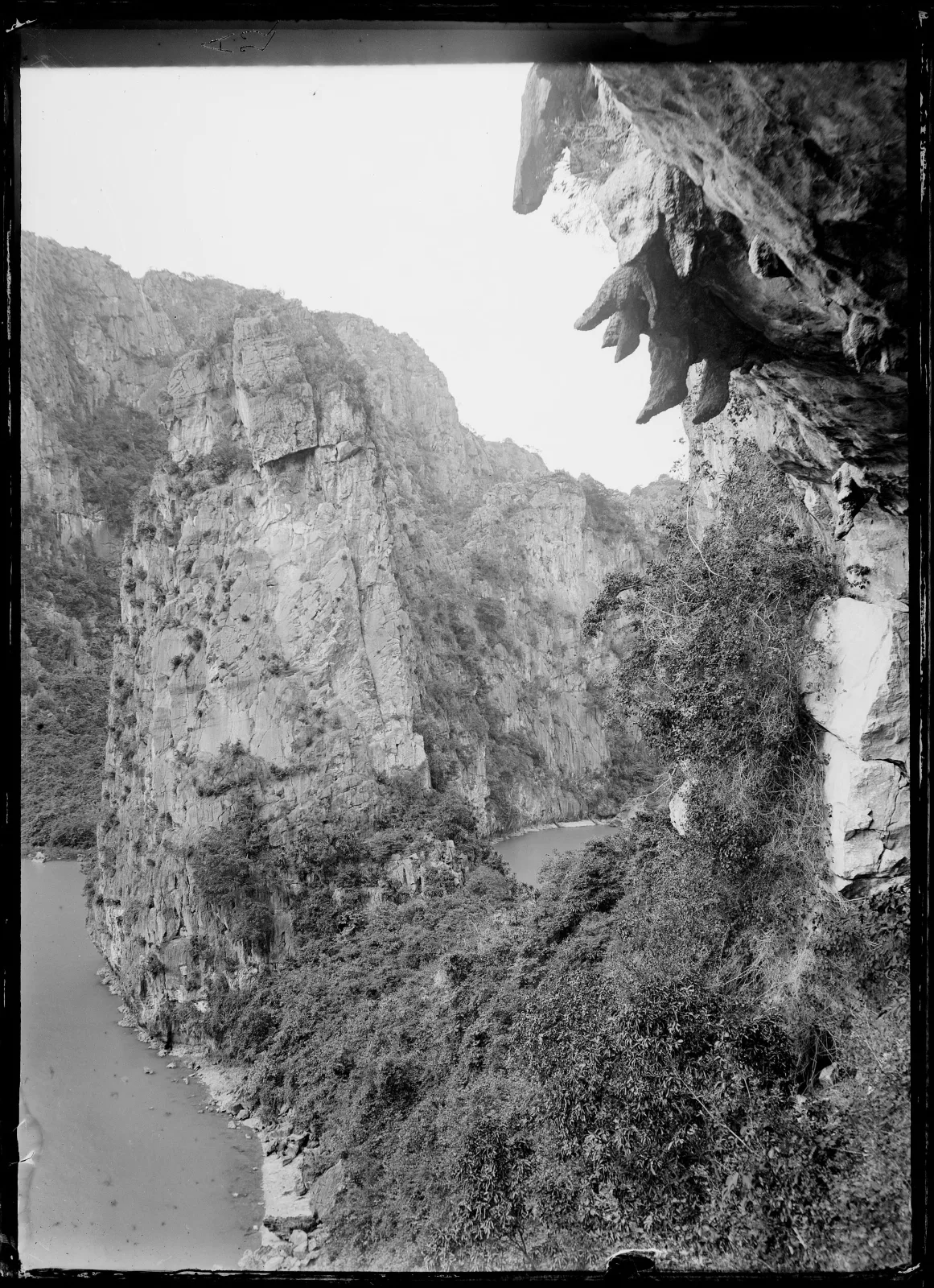 Felsgrat in der Bucht von Ha Long mit Blick auf den Eingang der großen Grotte, historische Fotografie