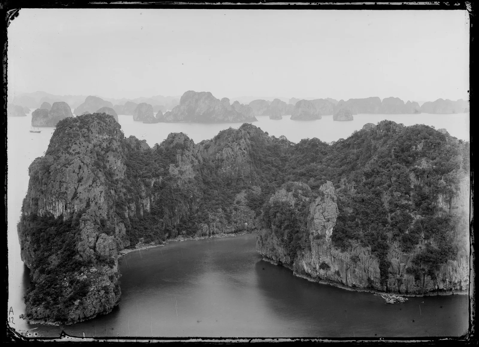 Panorama der Bucht von Along mit Karstfelsen, aufgenommen 1885 von André Salles