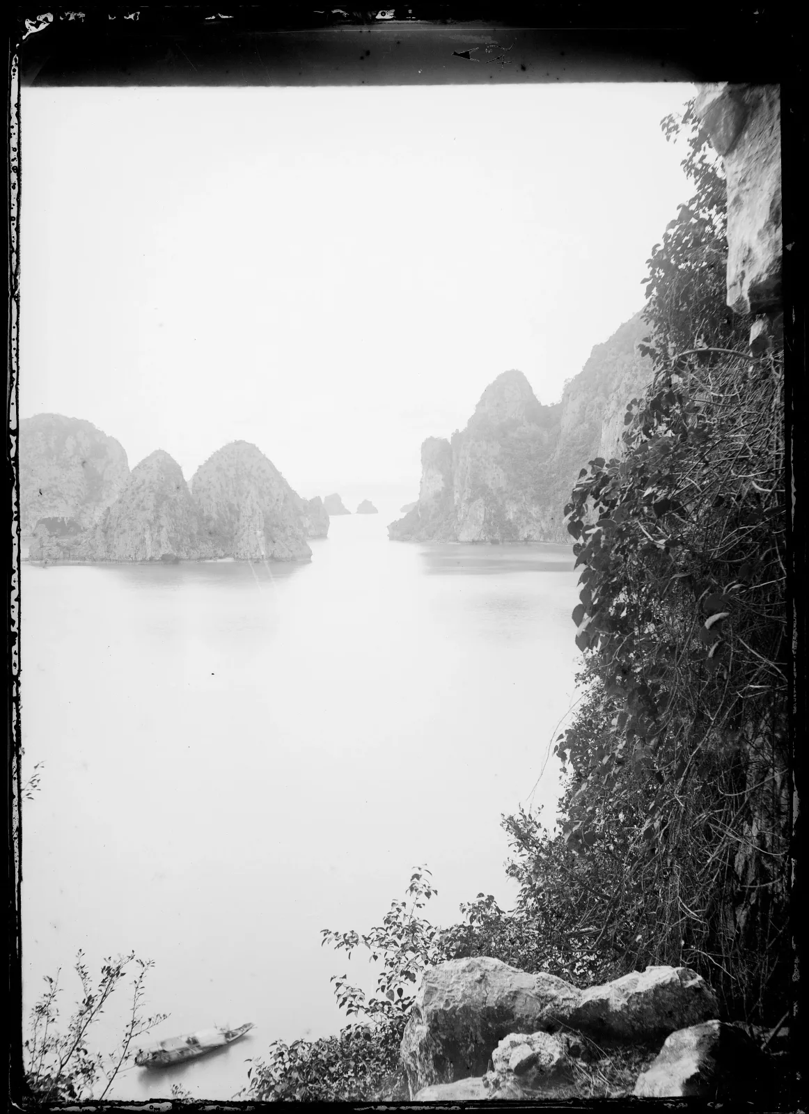 Durchfahrt zwischen den Karstfelsen der Bucht von Along, Fotografie von André Salles, 1885