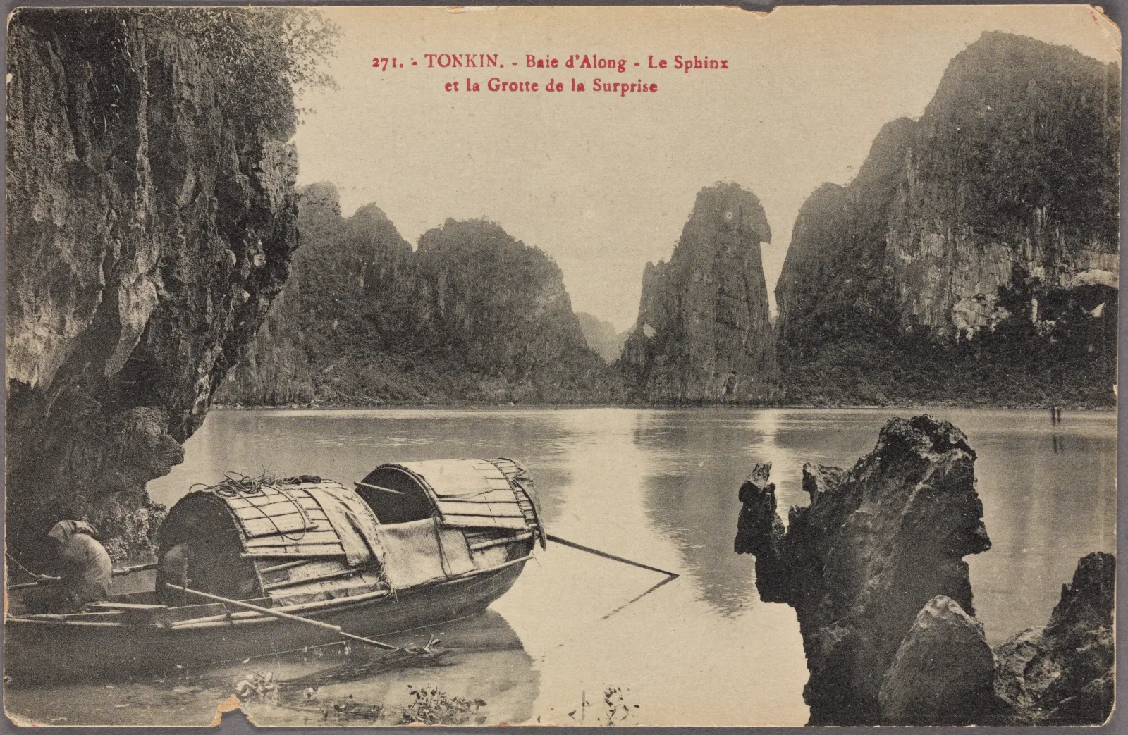 Der Sphinx-Felsen und der Eingang der Grotte de la Surprise in der Bucht von Along