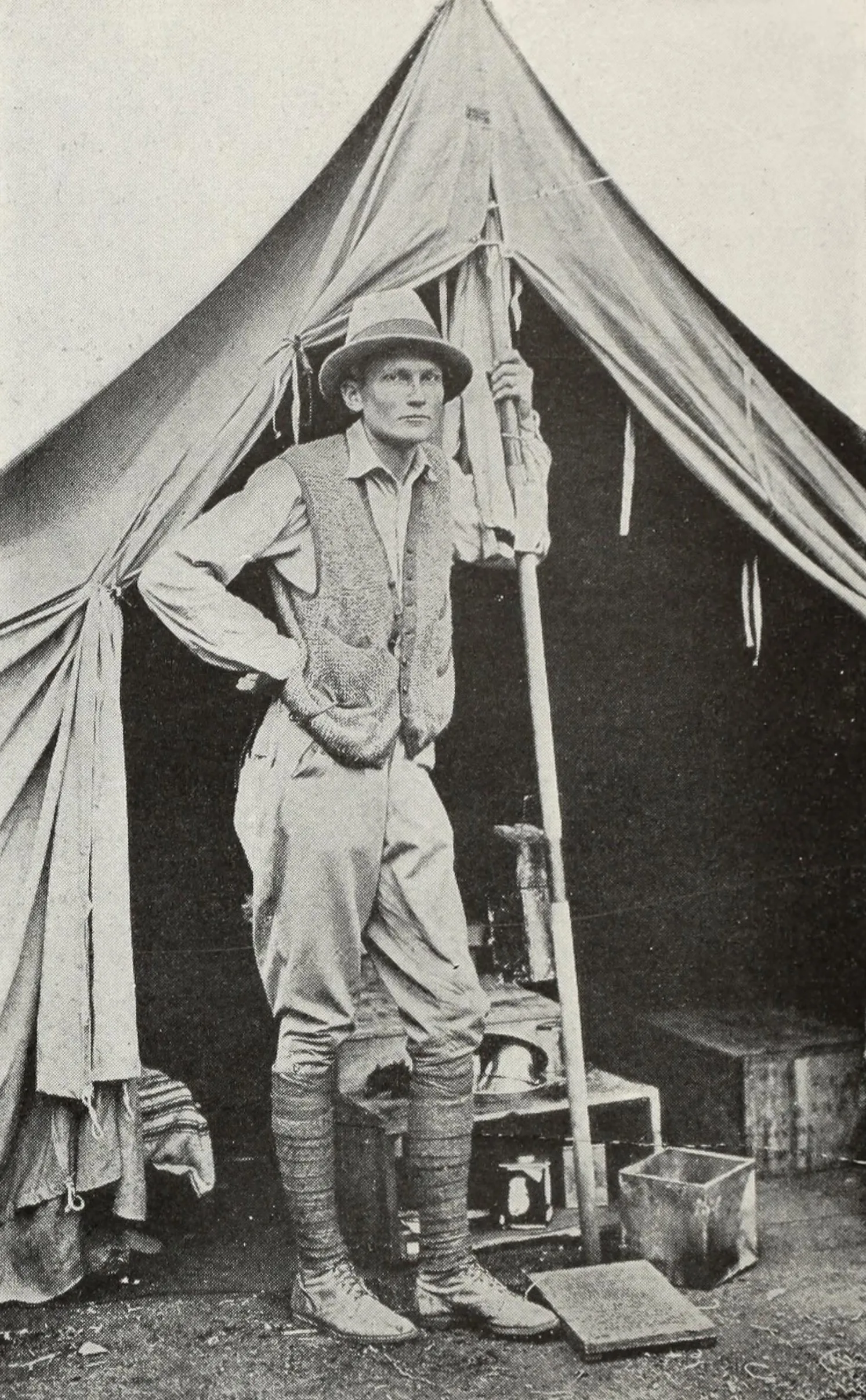 Hiram Bingham an den Ruinen von Machu Picchu, 1912