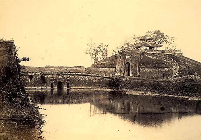 Nordtor der Zitadelle von Hanoi mit Torhaus, historische Fotografie
