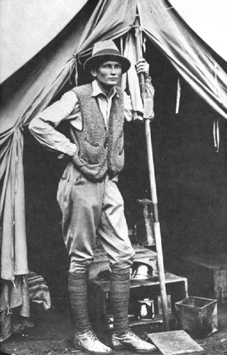 Hiram Bingham vor seinem Expeditionszelt nahe den Ruinen von Machu Picchu, historische Fotografie