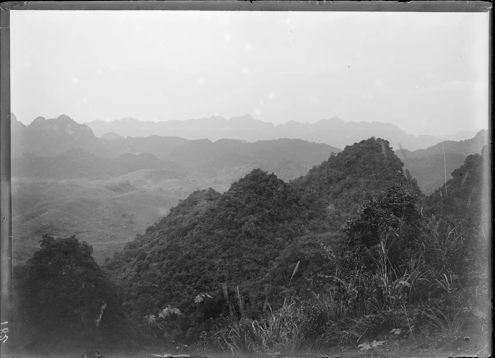 Tal der 99 Hügel bei Kécheu in Tonkin, Gebirgspanorama, historische Fotografie