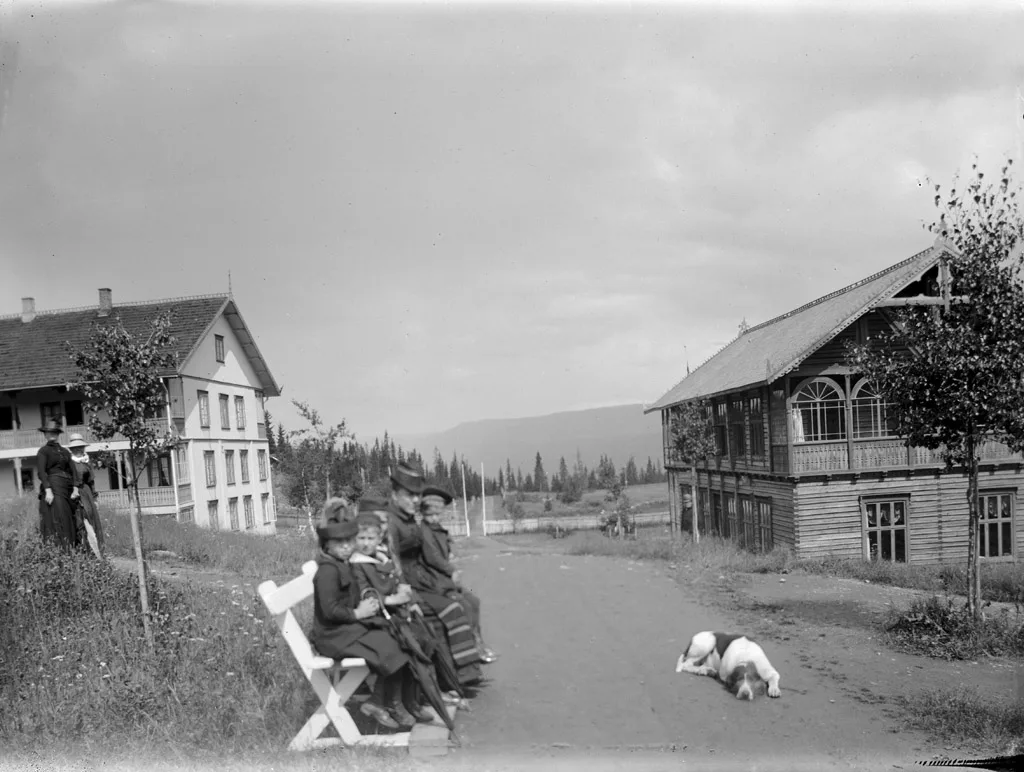 Kurgäste auf einer Bank vor dem Tonsåsen Sanatorium in Norwegen, historische Aufnahme um 1890