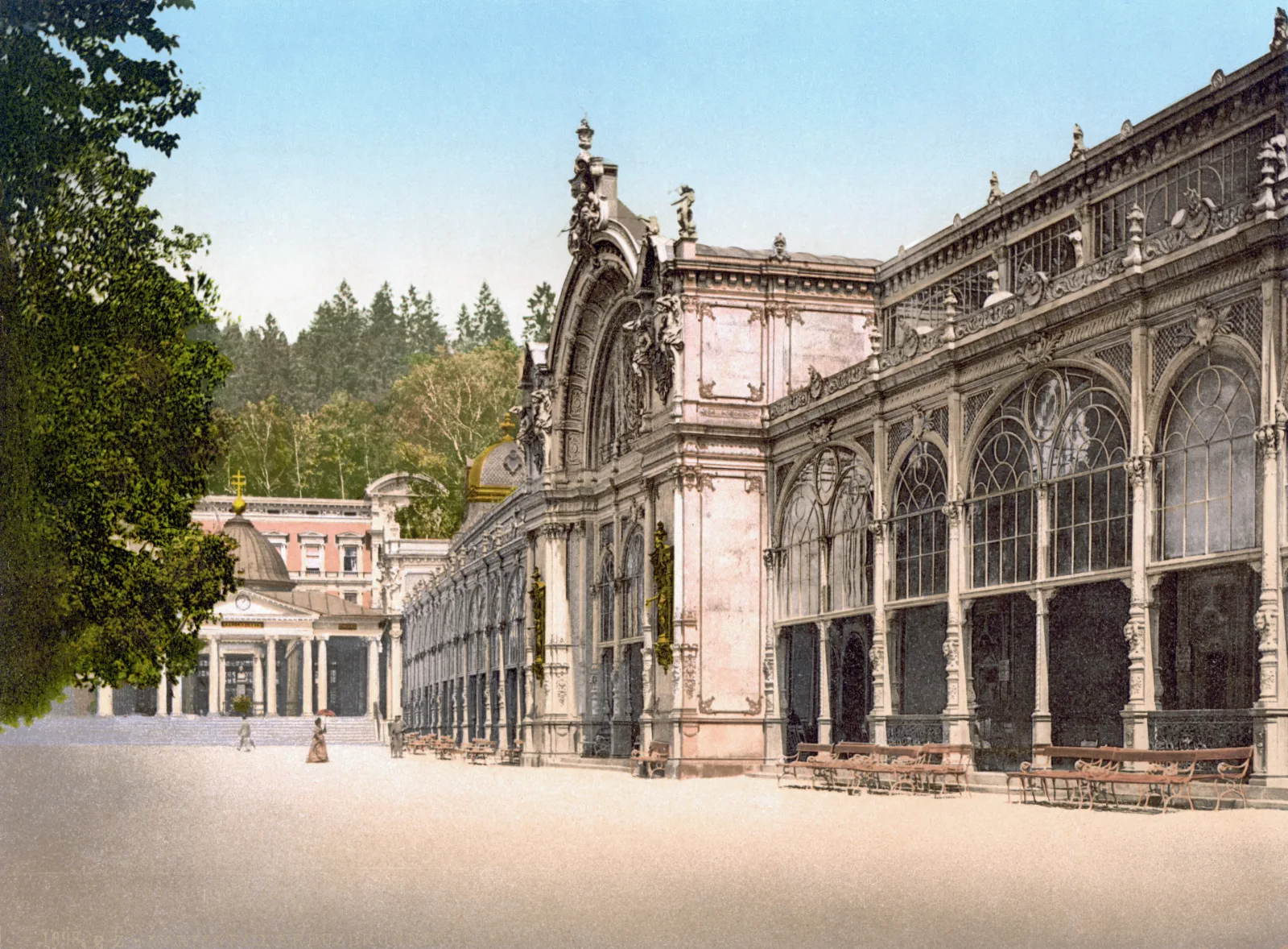 Flanierende Kurgäste am Kreuzbrunnen im böhmischen Marienbad, historische Photochrom-Aufnahme um 1900
