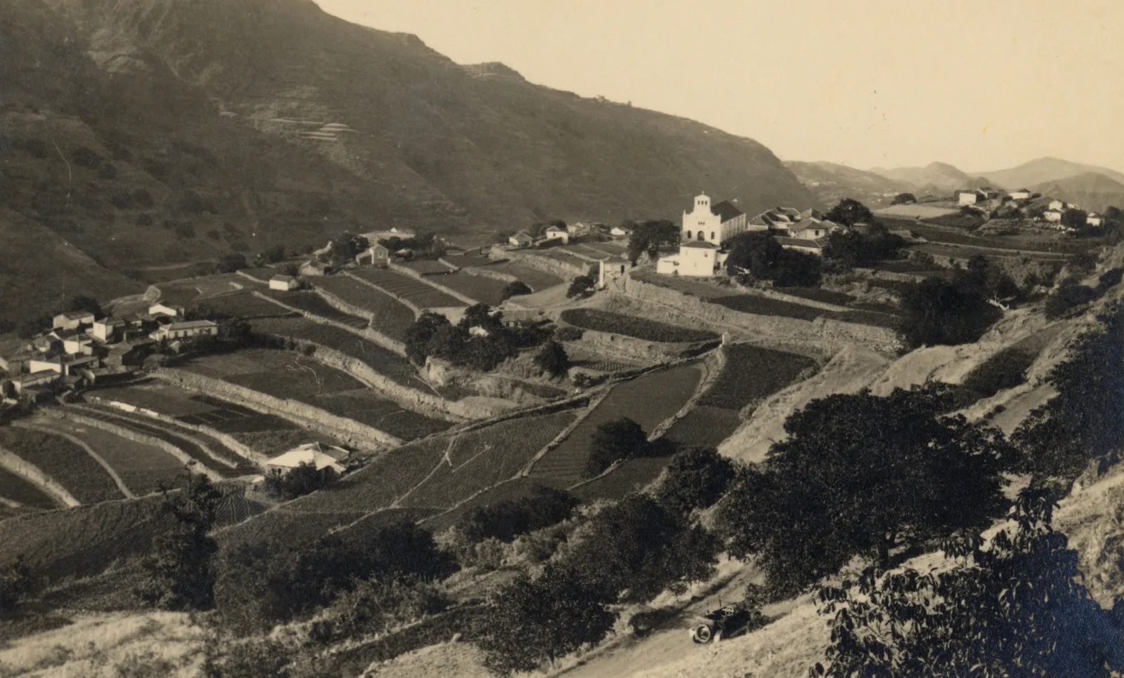 Ländliche Berglandschaft bei Las Lagunetas auf Gran Canaria mit Feldern und Terrassen, historische Fotografie