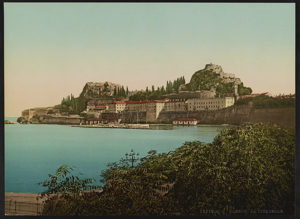 Photochrom der venezianischen Zitadelle von Korfu mit Hafen und Stadt