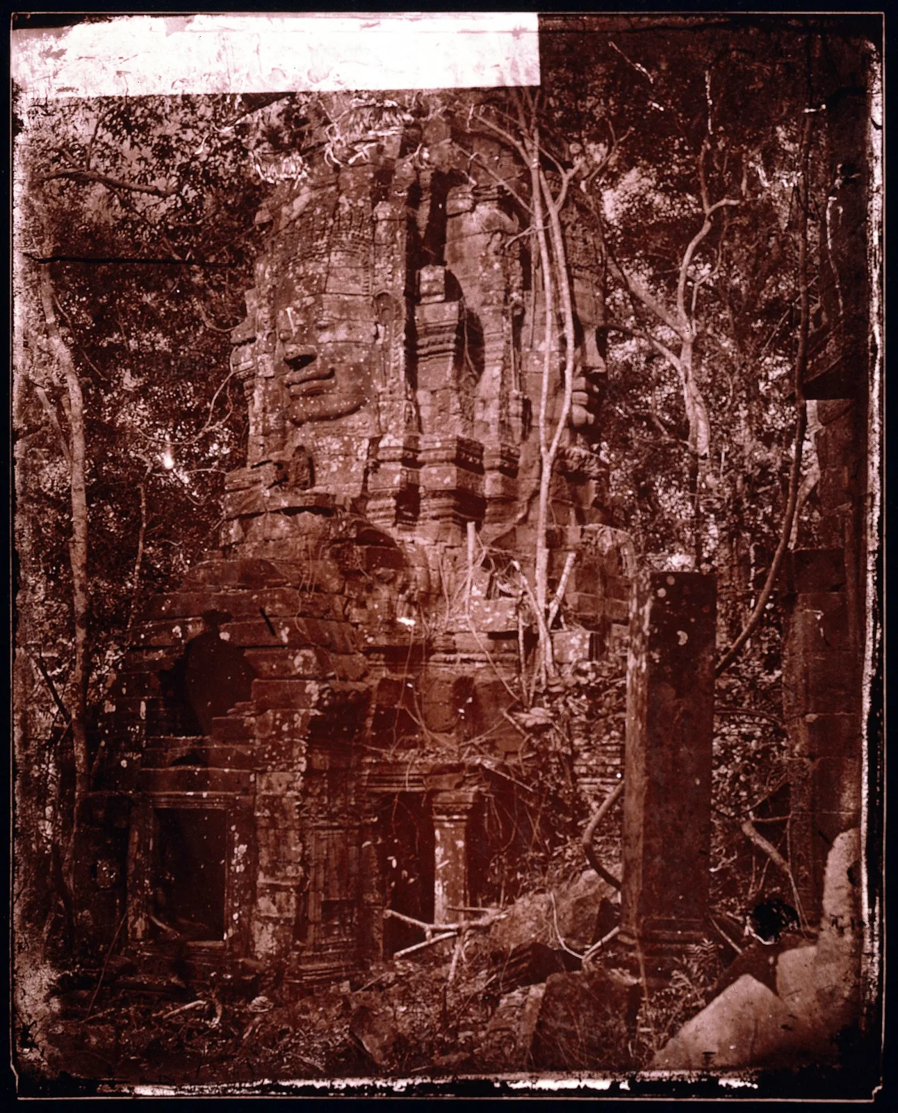 Nassplattenaufnahme des Bayon-Turms in Angkor von John Thomson, 1866