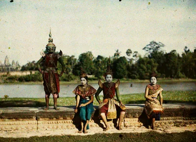 Autochrom des Grabens von Angkor Wat in warmen Farbtönen, aufgenommen von Léon Busy zwischen 1918 und 1921